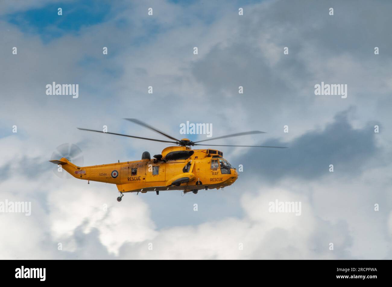 Westland Sea King HAR 3 von 'A' Flug, 202 Staffel in RAF Boulmer, Transit Richtung Süden in der Nähe von Seahouses gesehen kurz bevor der Typ 2015 außer Betrieb genommen wurde Stockfoto