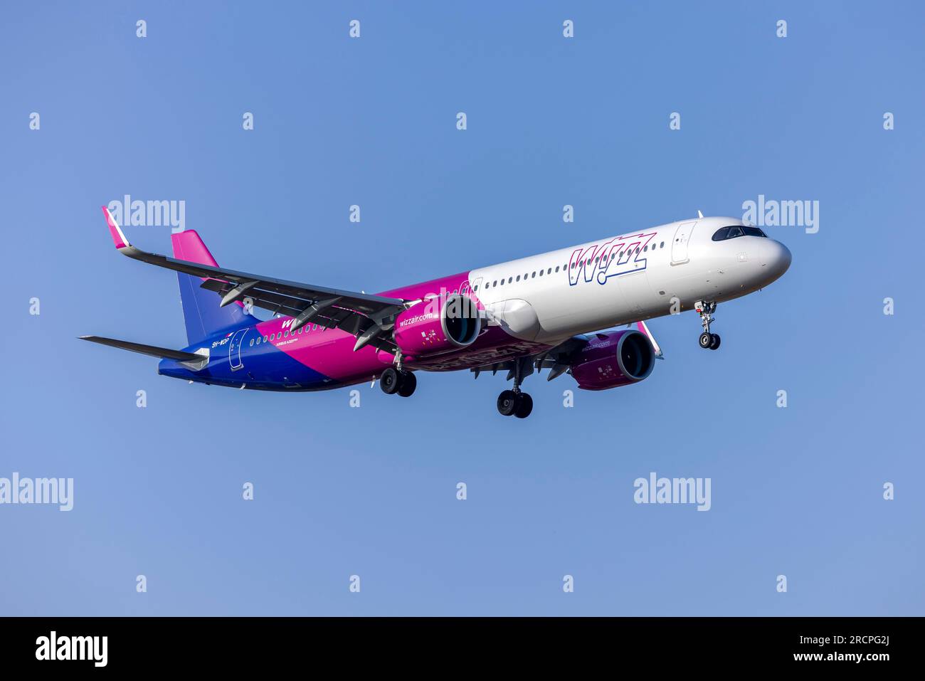 Wizz Air Malta Airbus A321-271NX (REG: 9H-WDP) bei Ankunft aus Bukarest. Stockfoto