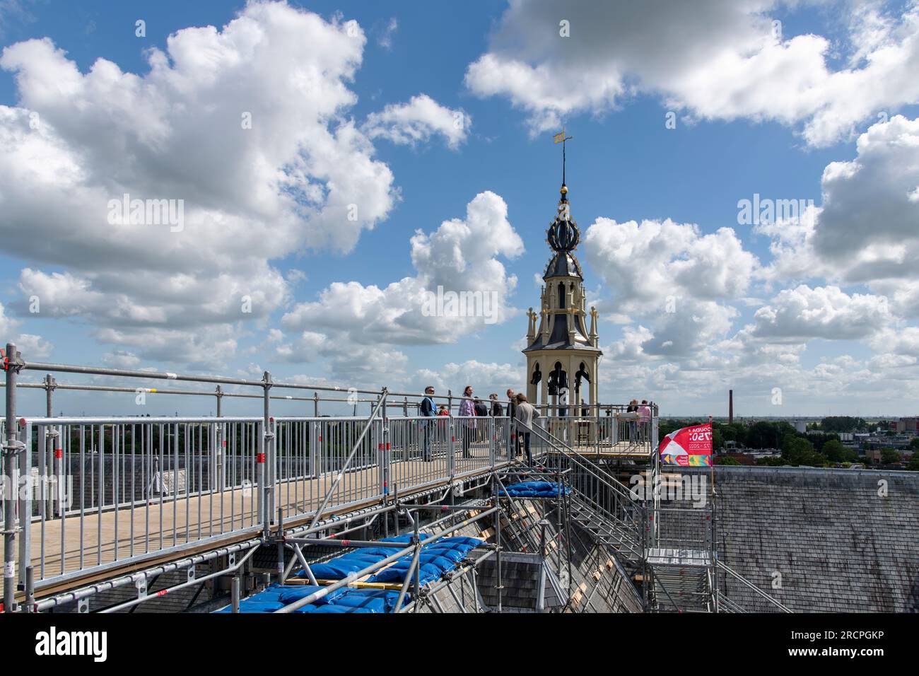 Gouda, Niederlande - Juni 2022; Blick auf Menschen, die auf Gerüstbauten auf dem Dach mit hölzernem Glockenturm der Johanniskirche laufen, während der Dachspaziergang Stockfoto