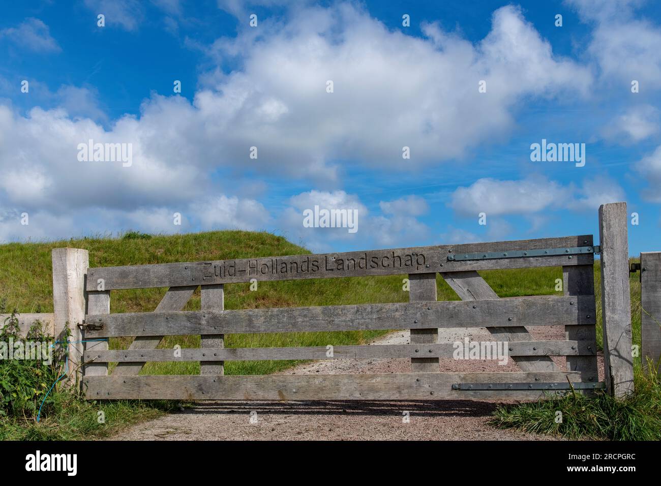 Ouddorp, Niederlande - Juni 2022; Tiefwinkel Nahaufnahme des Wieseneingangs zum De Schans, einer Festung aus dem 17. Jahrhundert, die jetzt von Gras bedeckt ist und Teil o ist Stockfoto