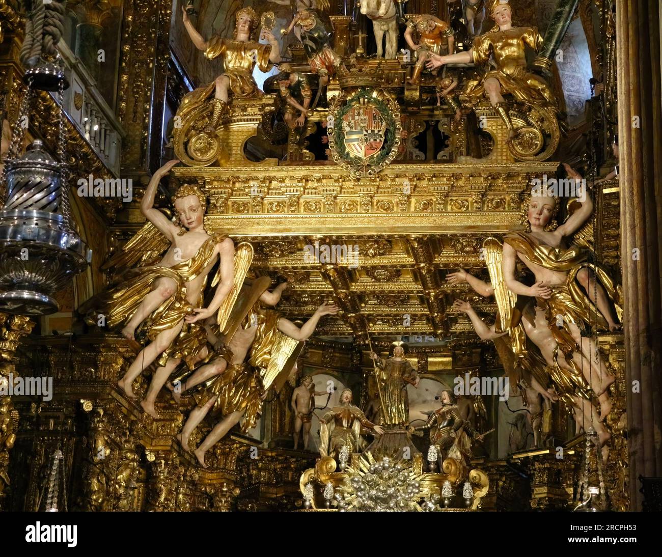 Skulpturen über dem Altar mit Engeln Kathedrale Santiago de Compostela Basilika Santiago de Compostela Galicien Spanien Stockfoto