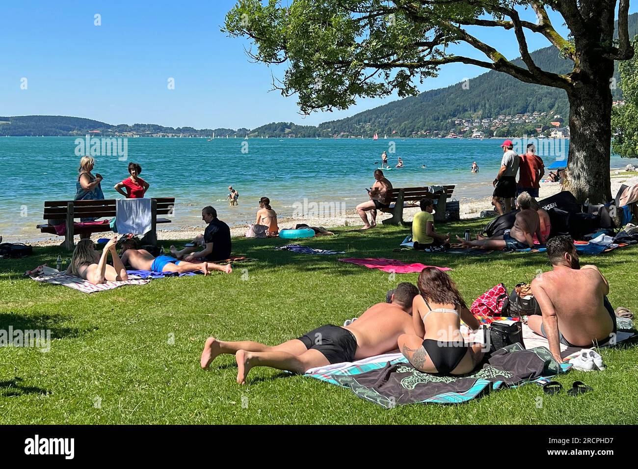 Rottach Egern, Deutschland. 15. Juli 2023. Sommertag 2023 (07/15/2023) am Tegernsee. Ringsee/Badeanlage Schorn, besser bekannt als Popperwiese in Rottach Egern. Badende, Urlauber, Strand, See, Baden, Schwimmen? Kredit: dpa/Alamy Live News Stockfoto