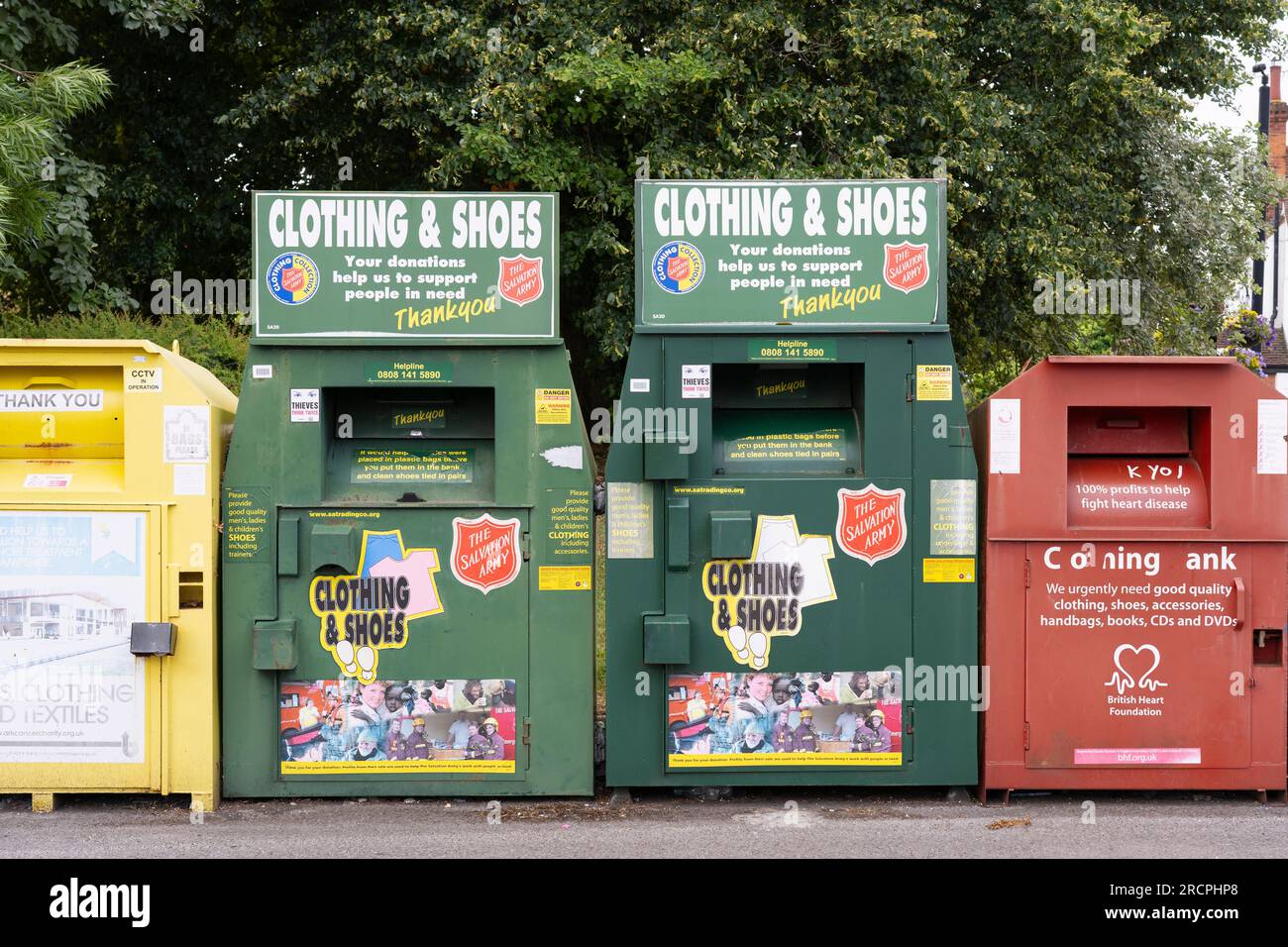 Armeekleidung und Schuhkollektion für Spenden unerwünschter Kleidung an wohltätige Zwecke, Hook, England. Konzept: Spenden für wohltätige Zwecke Stockfoto