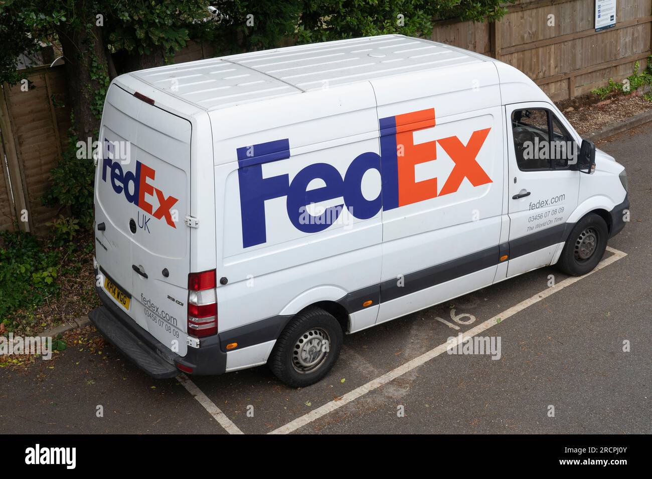 Weißer Lieferwagen von FedEx mit FedEx-Logo und Lackierung vor einem Haus in England. Thema: B2B Sendungen, Expresszustellung, Paketzustellung Stockfoto