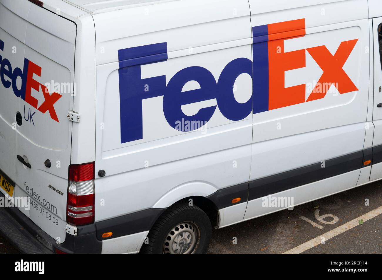Weißer Lieferwagen von FedEx mit FedEx-Logo und Lackierung vor einem Haus in England. Thema: B2B Sendungen, Expresszustellung, Paketzustellung Stockfoto