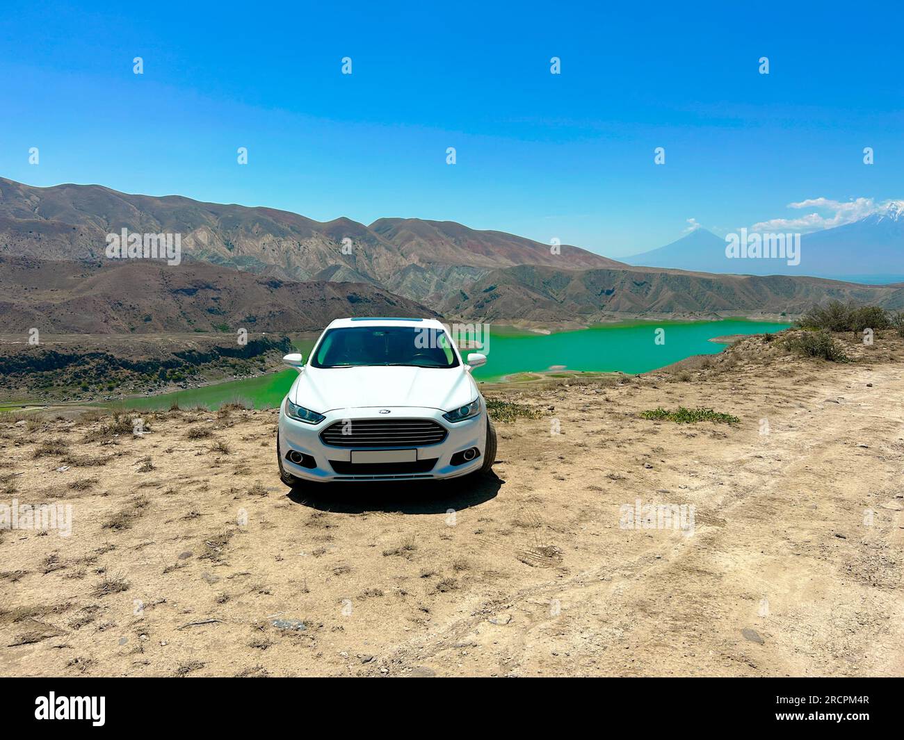 2015 Ford Fusion Titanium 2,0 ecoboost rund um Azat Reservoir, Eriwan, Armenien 2023. Juli 15: Stockfoto