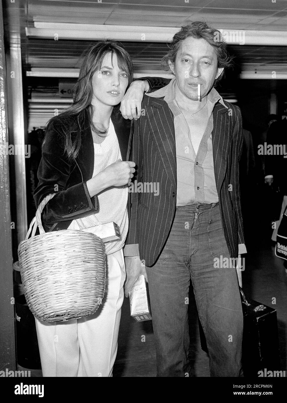 Aktenfoto vom 25. Oktober 04/77 von Jane Birkin mit Ehemann Serge Gainsbourg am Londoner Flughafen Heathrow nach der Ankunft aus Paris. Die Sängerin und Schauspielerin ist im Alter von 76 Jahren gestorben, laut französischen Medien. Ausgabedatum: Sonntag, 16. Juli 2023. Stockfoto