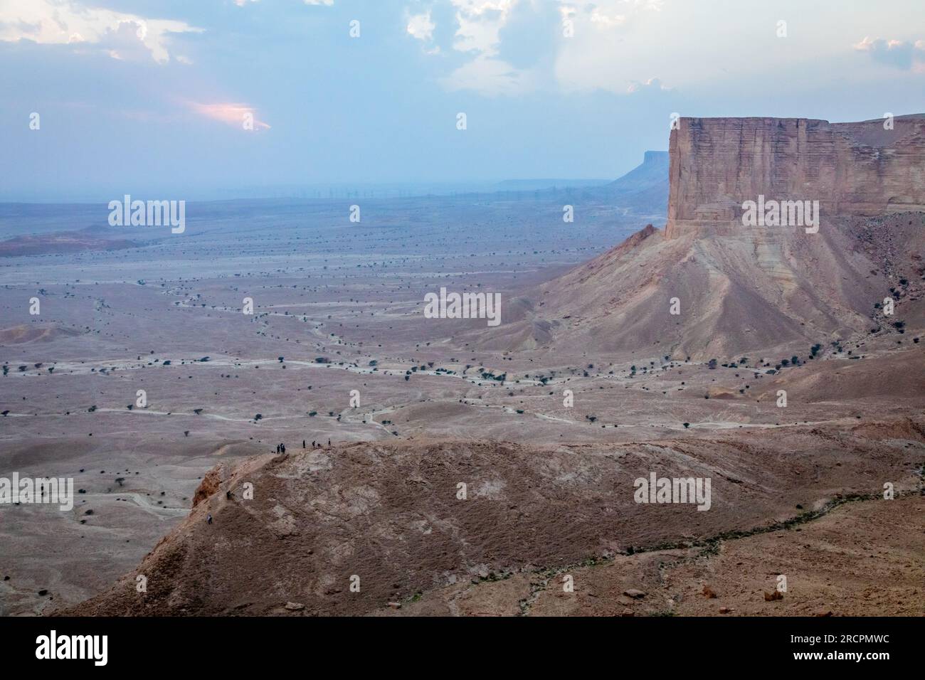 Das Jabal Tuwaiq-Gebirge mit Wüstenlandschaft, Riad, Saudi-Arabien Stockfoto