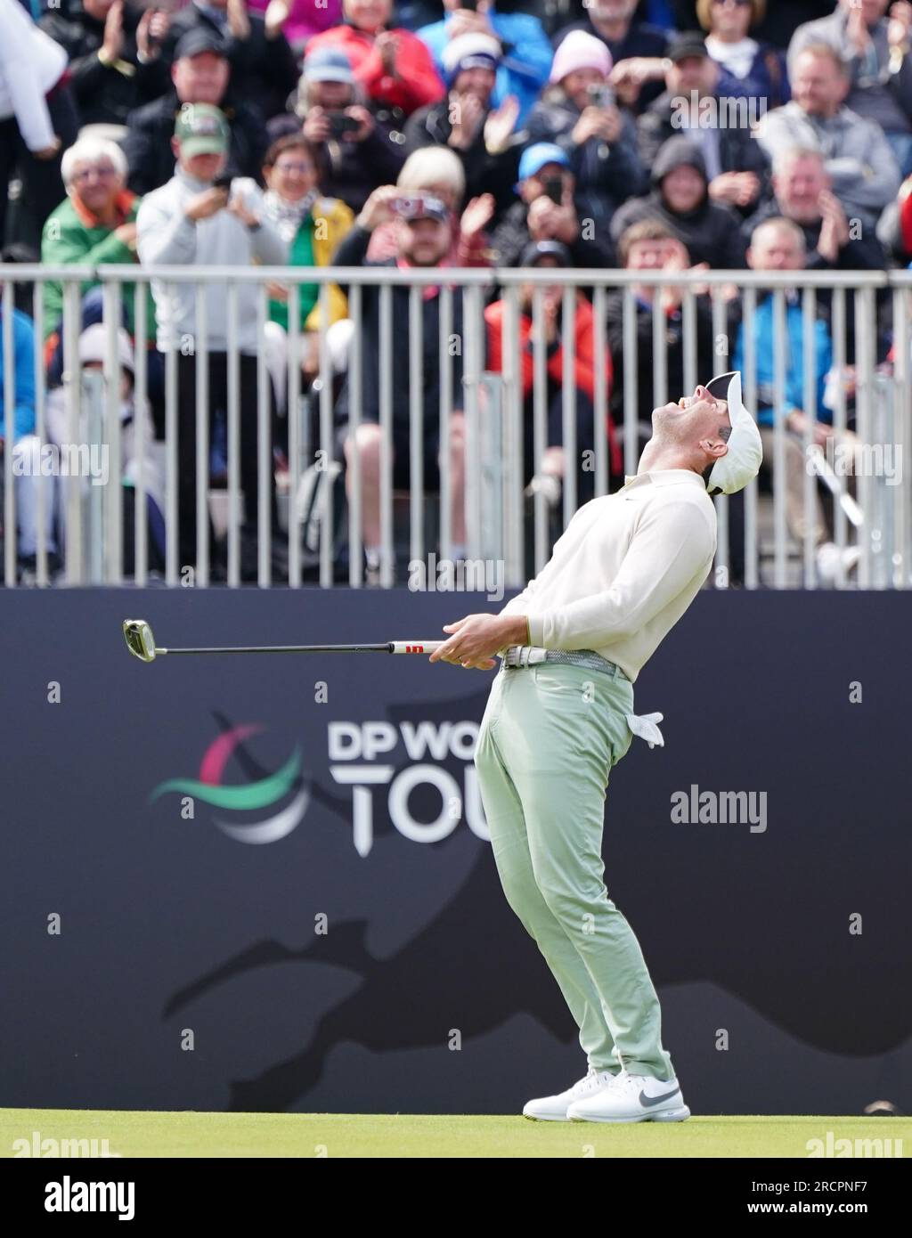 Rory McIlroy feiert am vierten Tag der Genesis Scottish Open 2023 im Renaissance Club, North Berwick, den Siegerpokt. Foto: Sonntag, 16. Juli 2023. Stockfoto