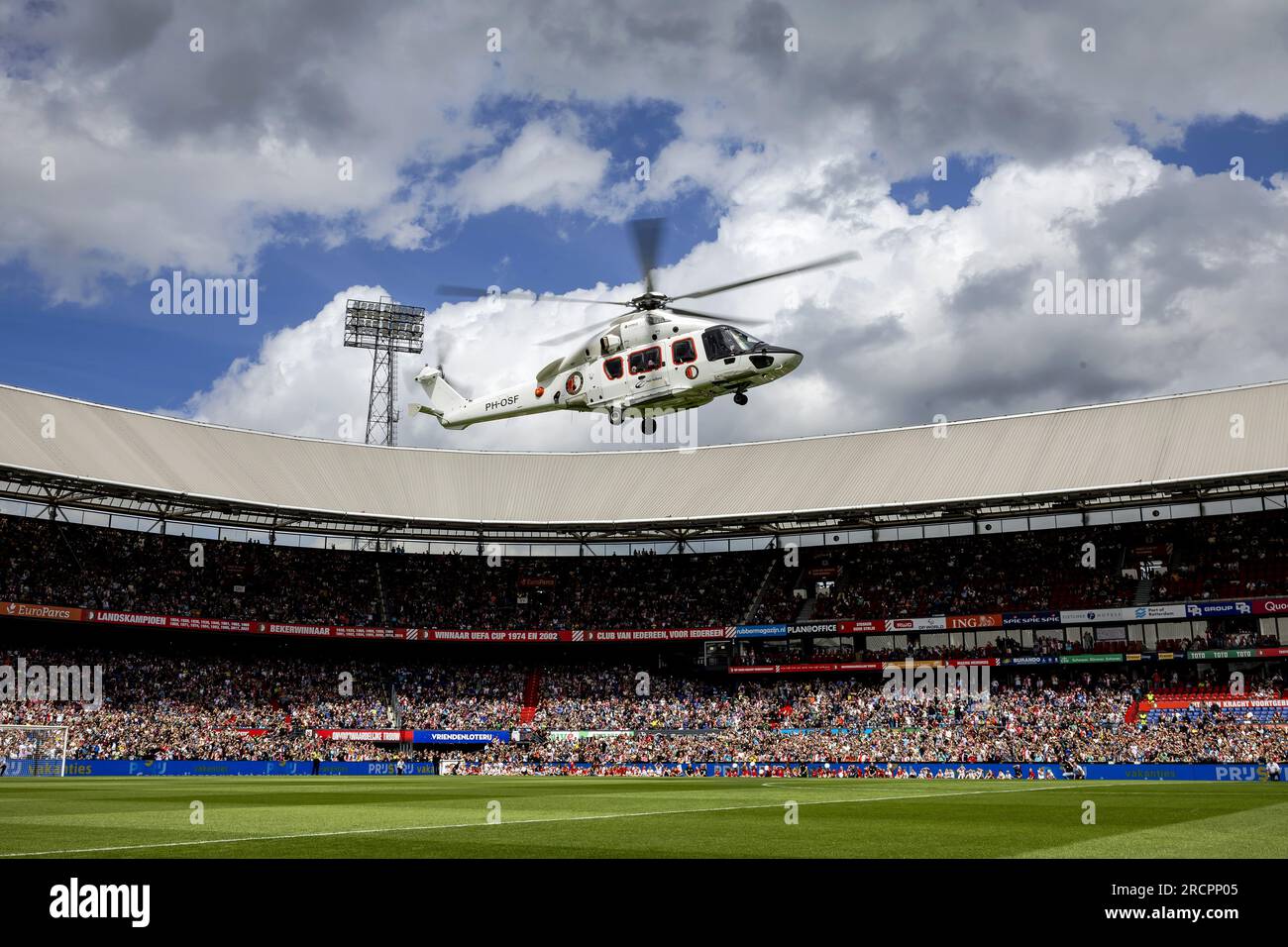 ROTTERDAM - Ein Hubschrauber mit neuen Feyenoord-Spielern landet im Stadion De Kuip während des jährlichen Open Day. ANP ROBIN VAN LONKHUIJSEN niederlande raus - belgien raus Stockfoto