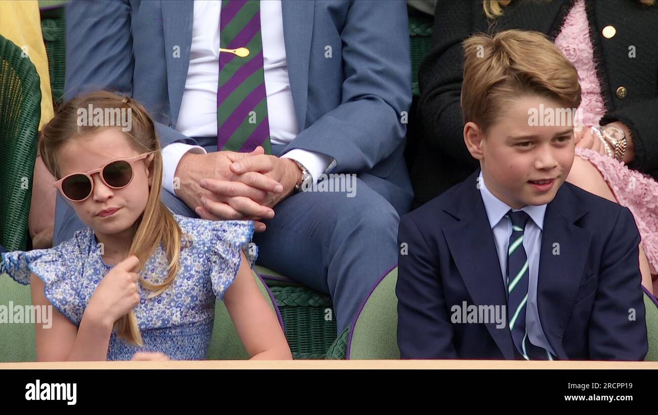 Bildshows: Wimbledon Novak Djokovic gegen Carlos Alcaraz in MännerSingles, der letzte Prinz George sah Absicht, als Prinzessin Charlotte sie nervös tanzte Stockfoto