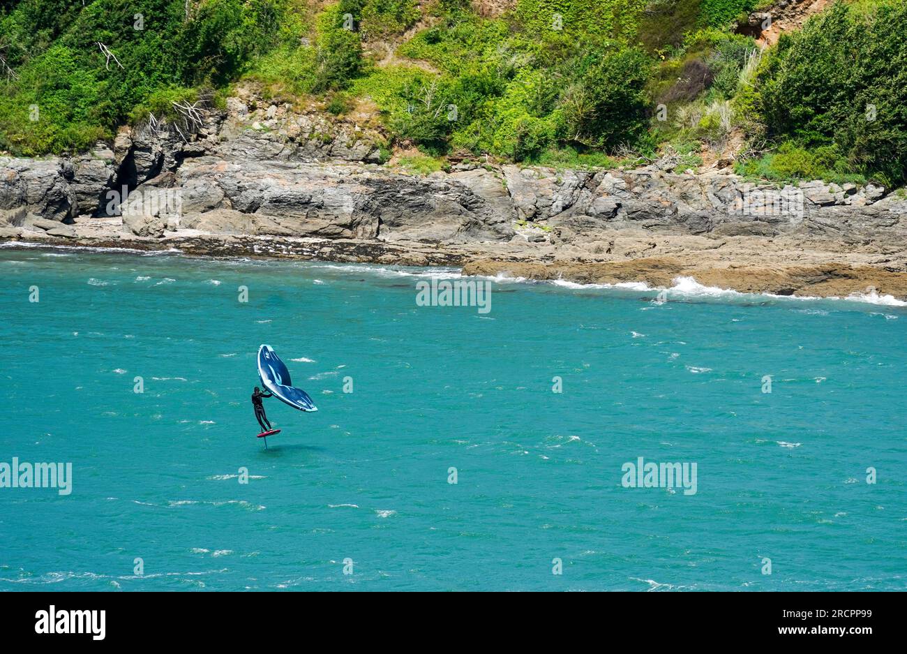 Salcombe, Devon, Vereinigtes Königreich - 15. Juli 2023: Surfer Wing-Folie auf einem aufblasbaren Tragflächenboot im Hafen von Salcombe in South Devon, Vereinigtes Königreich Stockfoto