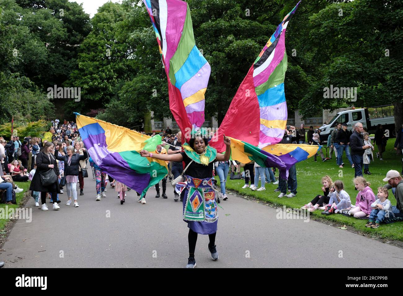 Edinburgh, Schottland, Großbritannien. 16. Juli 2023. Die Edinburgh Princes Street ist mit einem Kaleidoskop aus Farbe, Sound und Bewegung verwandelt, während der Karneval lokale und internationale Künstler zu einer beeindruckenden Ausstellung von Kostümen, Tanz und Musik zusammenbringt. Kredit: Rob Gray/Alamy Live News Stockfoto