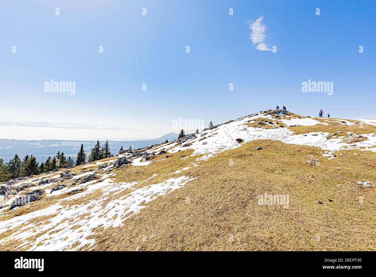 La Dent de Vaulion en Suisse dans la vallée de Joux, Kanton de Vaud. Située à 1500m d'altitude avec un Panorama à 360°. Vue sur le lac de Joux. Lorsqu Stockfoto