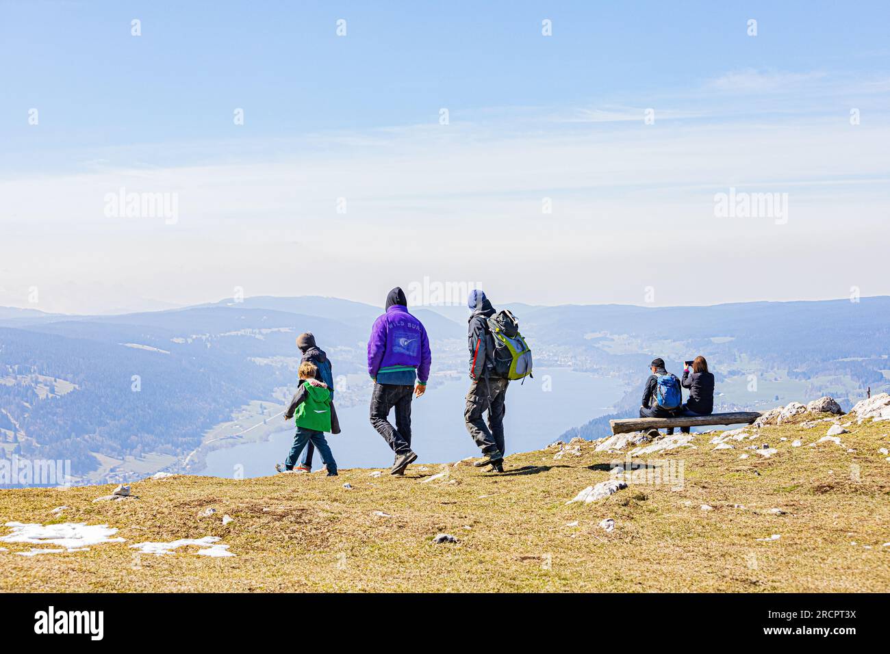 La Dent de Vaulion en Suisse dans la vallée de Joux, Kanton de Vaud. Située à 1500m d'altitude avec un Panorama à 360°. Vue sur le lac de Joux. Lorsqu Stockfoto