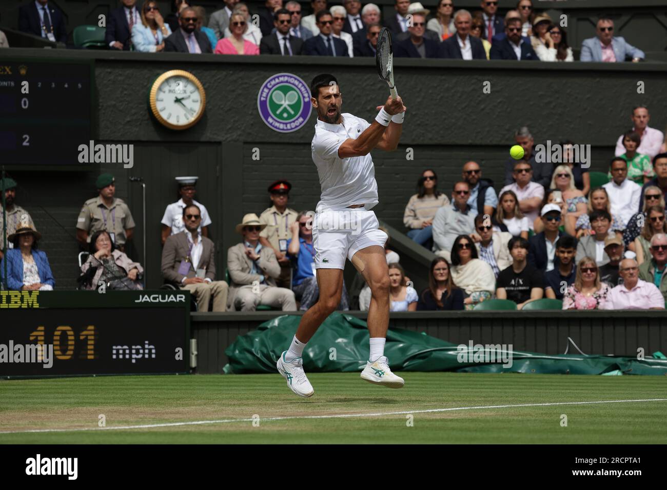 London, Großbritannien. 16. Juli 2023; All England Lawn Tennis and Croquet Club, London, England: Wimbledon Tennis Tournament; Finale der Herren-Singles auf dem Spielfeld: Novak Djokovic kehrt im 1. Set nach Carlos Alcaraz zurück, während er sich in den Pausen befindet, wird zweimal serviert Guthaben: Action Plus Sports Images/Alamy Live News Stockfoto