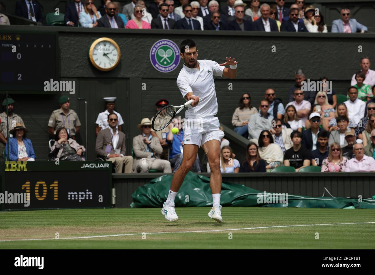 London, Großbritannien. 16. Juli 2023; All England Lawn Tennis and Croquet Club, London, England: Wimbledon Tennis Tournament; Finale der Herren-Singles auf dem Spielfeld: Novak Djokovic kehrt im 1. Set nach Carlos Alcaraz zurück, während er sich in den Pausen befindet, wird zweimal serviert Guthaben: Action Plus Sports Images/Alamy Live News Stockfoto