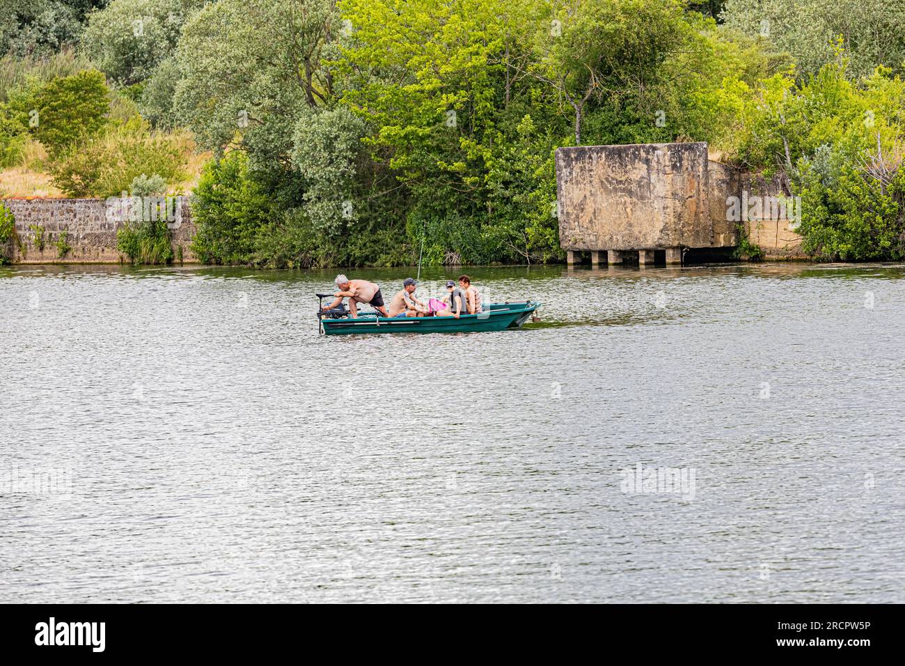 Séjour en bâteau sur la Saône. Passagers sur une Barque à moteur. Stockfoto