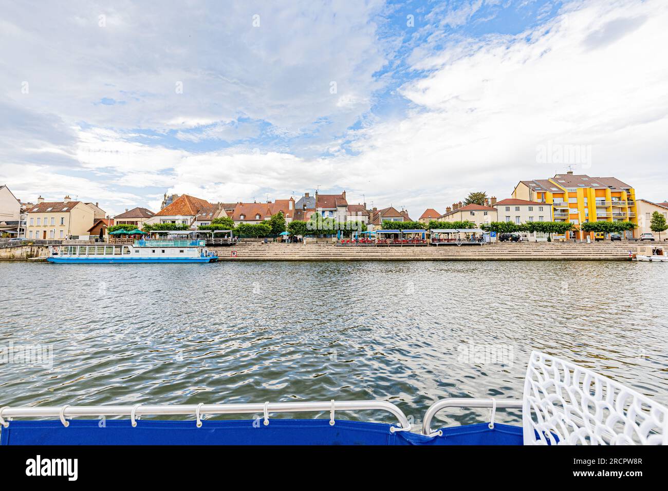 Séjour en bâteau sur la Saône. Quais de Saint-Jean-de-Losne. Stockfoto