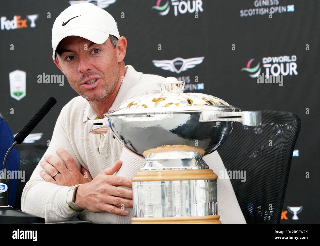 Rory McIlroy interviewte neben der Trophäe nach dem vierten Tag der Genesis Scottish Open 2023 im Renaissance Club, North Berwick. Foto: Sonntag, 16. Juli 2023. Stockfoto