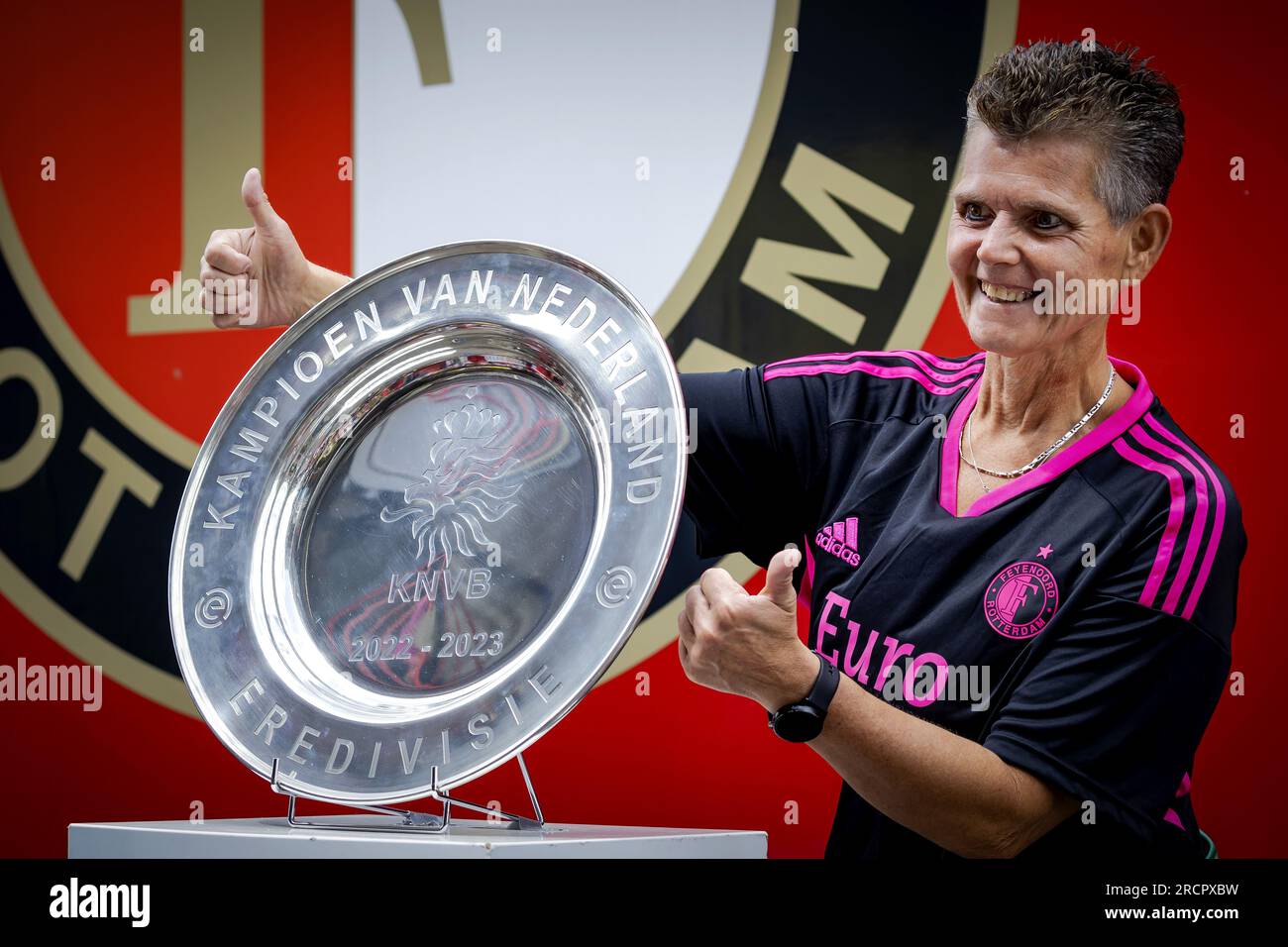 ROTTERDAM: Fans werden während des jährlichen Open Day mit der Championship Bowl im Stadion De Kuip fotografiert. ANP ROBIN VAN LONKHUIJSEN niederlande raus - belgien raus Stockfoto