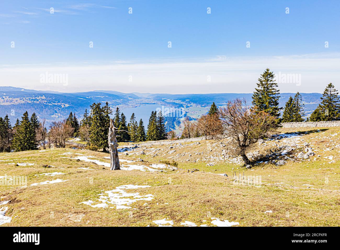 La Dent de Vaulion en Suisse dans la vallée de Joux, Kanton de Vaud. Située à 1500m d'altitude avec un Panorama à 360°. Vue sur le lac de Joux. Lorsqu Stockfoto