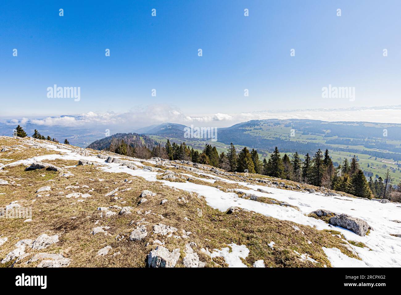La Dent de Vaulion en Suisse dans la vallée de Joux, Kanton de Vaud. Située à 1500m d'altitude avec un Panorama à 360°. Vue sur le lac de Joux. Lorsqu Stockfoto