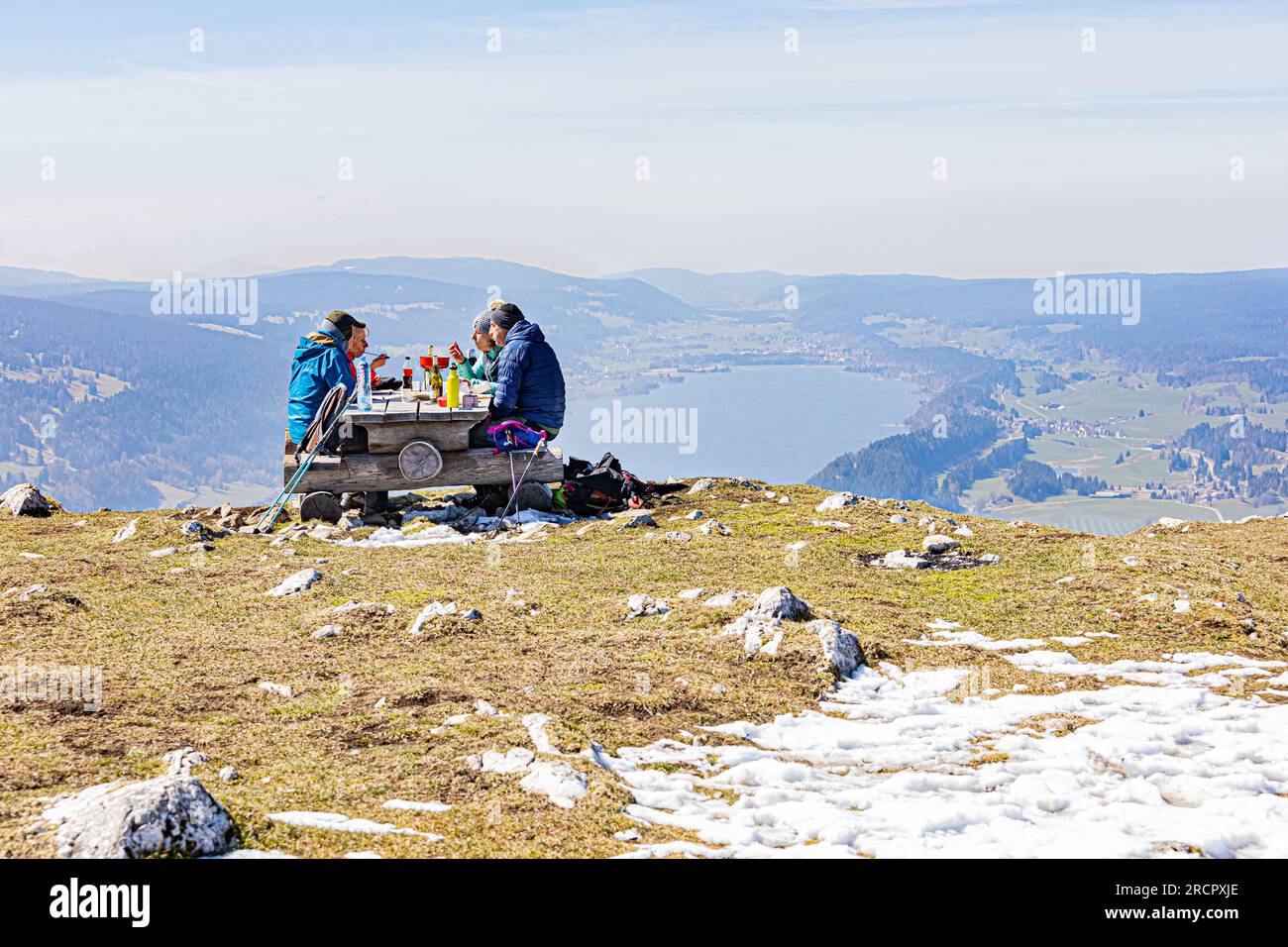 La Dent de Vaulion en Suisse dans la vallée de Joux, Kanton de Vaud. Située à 1500m d'altitude avec un Panorama à 360°. Vue sur le lac de Joux. Lorsqu Stockfoto