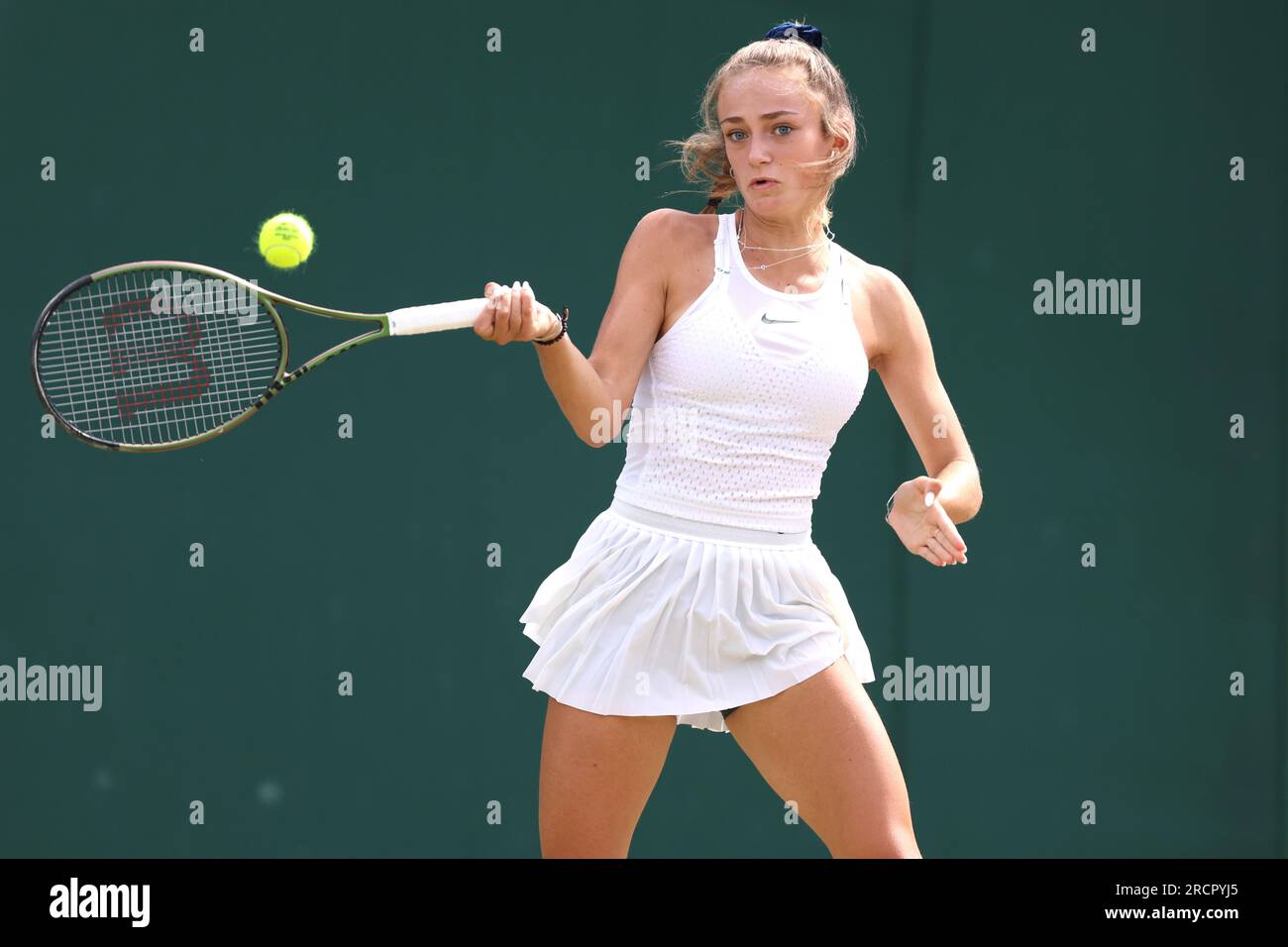 Isabelle Lacy in Aktion gegen Alena Kovackova und Laura Samsonova während des Girls' Doubles Finales am 14. Tag der Wimbledon-Meisterschaft 2023 im All England Lawn Tennis and Croquet Club in Wimbledon. Foto: Sonntag, 16. Juli 2023. Stockfoto