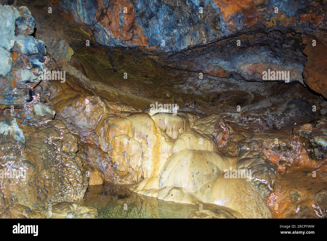 Die natürliche Quelle in der Zoodochos Pigi Höhle - die einzige Süßwasserquelle auf der Insel Santorin. Die Höhle bietet Stalaktiten und Stalagmiten. Stockfoto