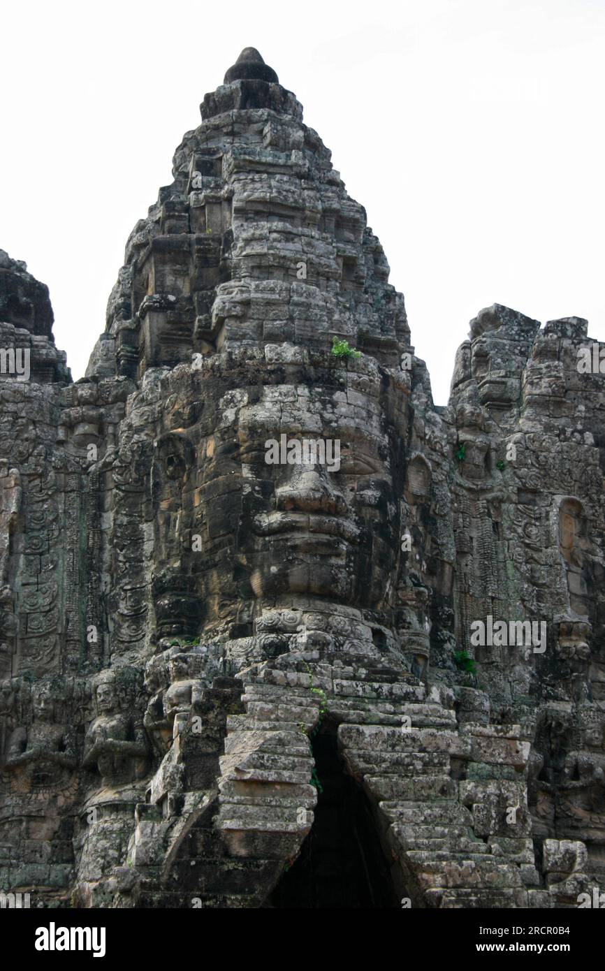 Details von der Spitze des Südtors von Angkor Thom auf dem Weg zur Brücke. Stockfoto