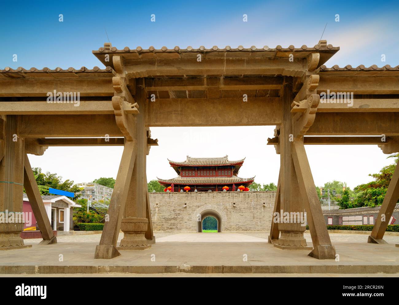 Die Landschaft des antiken Stadttors in der Dämmerung, Sanya, Hainan Island, China Stockfoto