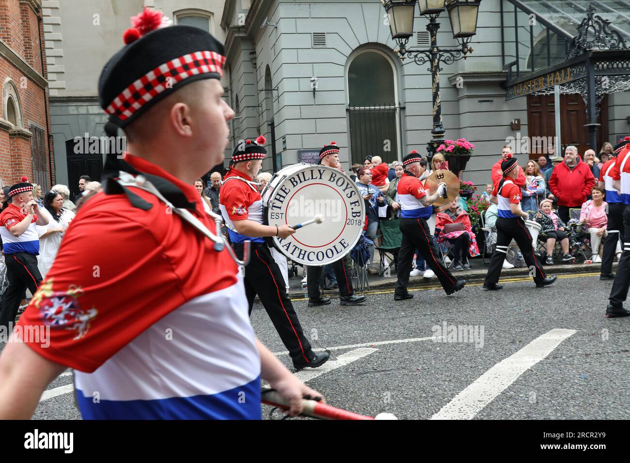 Die Billy Boys Flötenband Rathcoole marschiert am Zwölften in Belfast Stockfoto