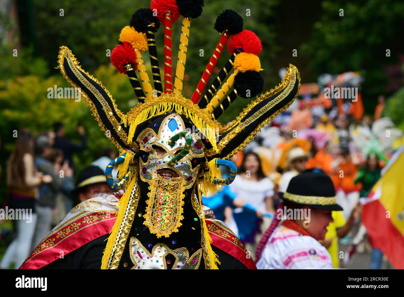 Edinburgh Scotland, Vereinigtes Königreich, 16. Juli 2023. Das Edinburgh Festival Carnival 2023 findet in den Prices Street Gardens im Rahmen des Jazz and Blues Festivals statt und bietet eine multikulturelle Ausstellung mit Kostümen, Tanz und Musik. Live-Nachrichten von sst/alamy Stockfoto