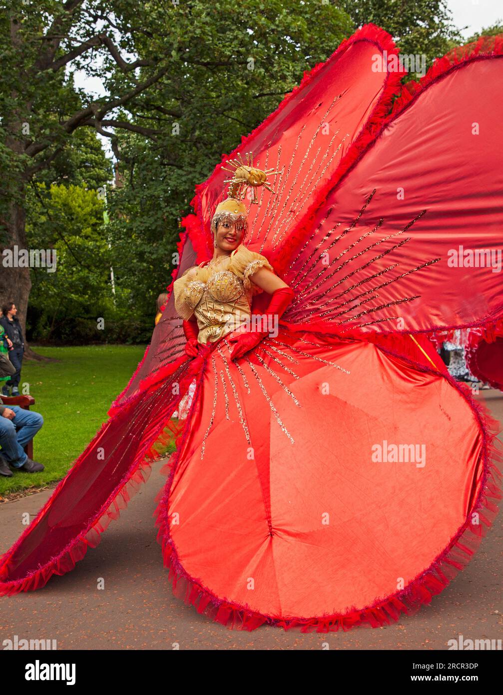 Edinburgh, Schottland, Großbritannien. 16. Juli 2023 Edinburghs Princes Street Gardens wurde in ein Kaleidoskop aus Farbe, Sound, Und Bewegung, während der Karneval durch den Park führte, wo lokale und internationale Künstler zu einem beeindruckenden Schauspiel von Kostümen, Tanz und Musik zusammenkamen, begaben sich mehr als 800 Künstler in Edinburghs Stadtzentrum mit einer Feier von Musik, Tanz, Kostümen, Puppen, Zirkus und Akrobatik. Kredit: Arch White/alamy Live News. Stockfoto