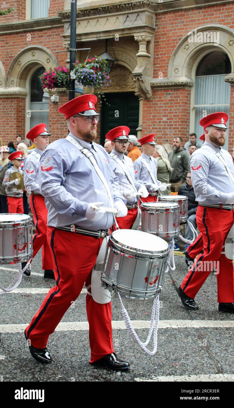 Söhne von Ulster Shankill, die in Belfast marschieren Stockfoto