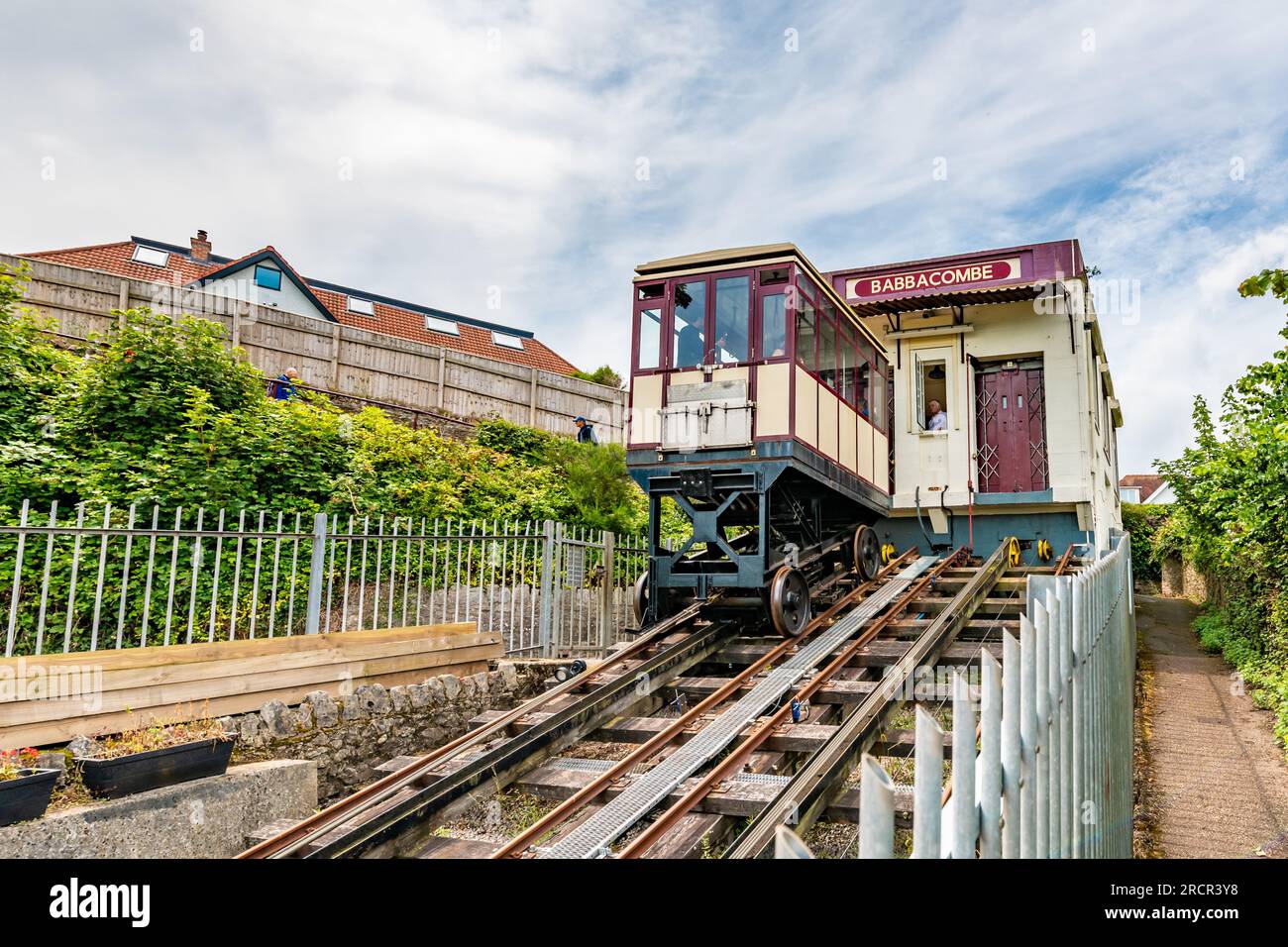 Torquay, Großbritannien. 16. Juli 2023. Die Babbacombe Cliff Railway wird nach 10 Monaten wieder eröffnet. Es wurde nach dem Tod eines Ingenieurs geschlossen. Kredit: Thomas Faull/Alamy Live News Stockfoto