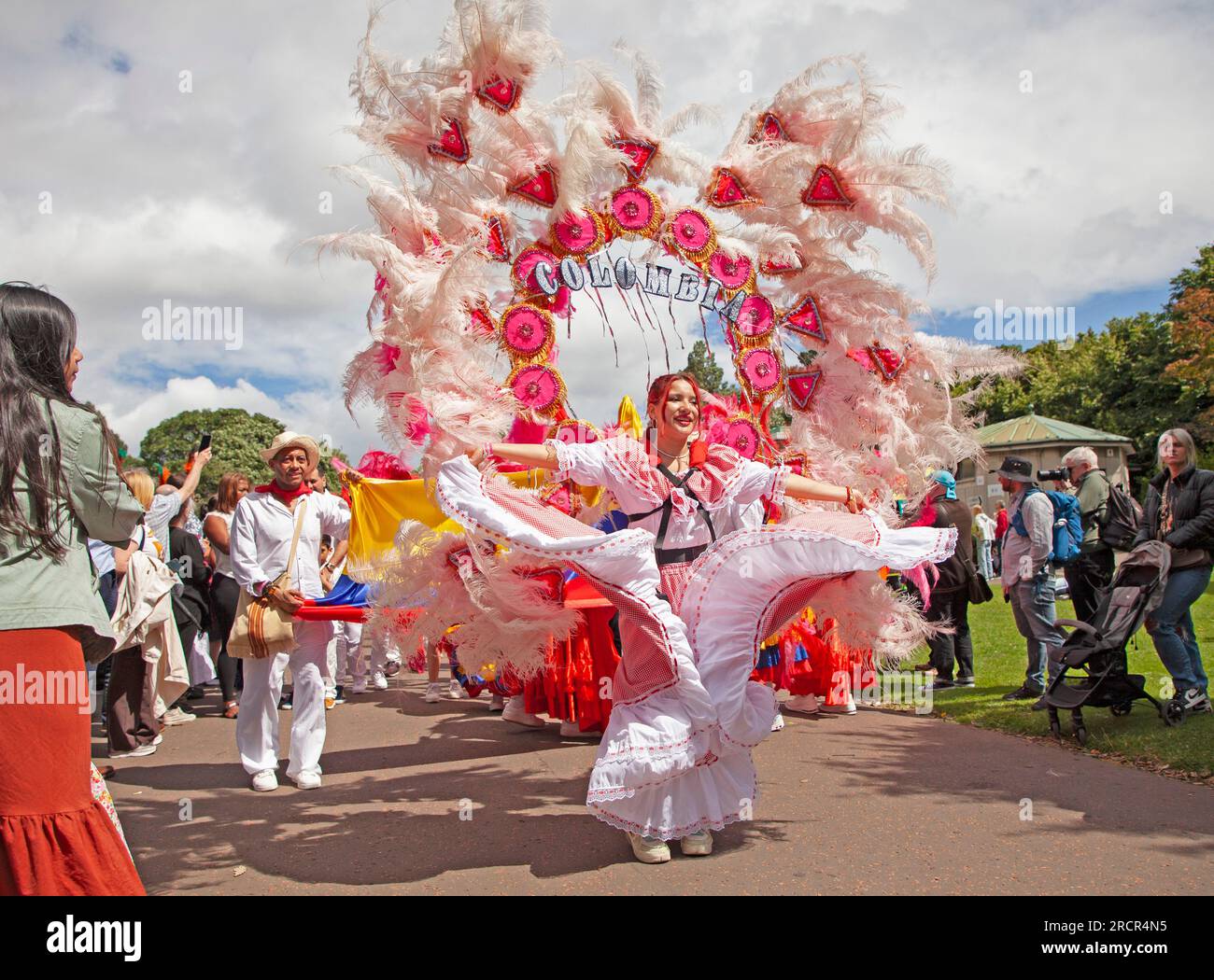 Edinburgh, Schottland, Großbritannien. 16. Juli 2023 Edinburghs Princes Street Gardens wurde in ein Kaleidoskop aus Farbe, Sound, Und Bewegung, während der Karneval durch den Park führte, wo einheimische und internationale Künstler zu einer beeindruckenden Ausstellung von Kostümen, Tanz und Musik zusammenkamen, begaben sich über 800 Künstler in Edinburghs Stadtzentrum mit einer Feier von Musik, Tanz, Kostümen, Puppen, Zirkus und Akrobatik. Stockfoto