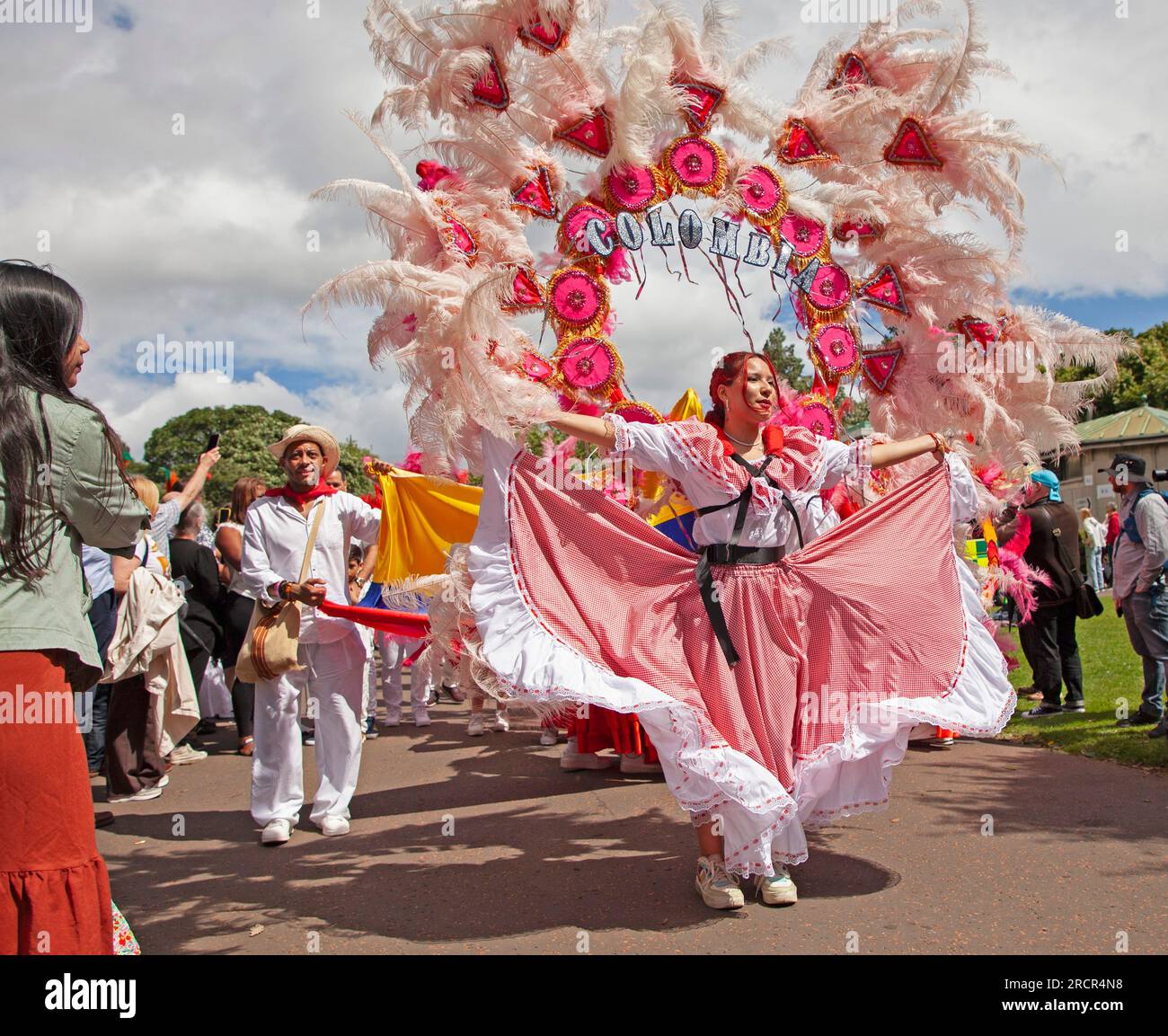 Edinburgh, Schottland, Großbritannien. 16. Juli 2023 Edinburghs Princes Street Gardens wurde in ein Kaleidoskop aus Farbe, Sound, Und Bewegung, während der Karneval durch den Park führte, wo einheimische und internationale Künstler zu einer beeindruckenden Ausstellung von Kostümen, Tanz und Musik zusammenkamen, begaben sich über 800 Künstler in Edinburghs Stadtzentrum mit einer Feier von Musik, Tanz, Kostümen, Puppen, Zirkus und Akrobatik. Stockfoto