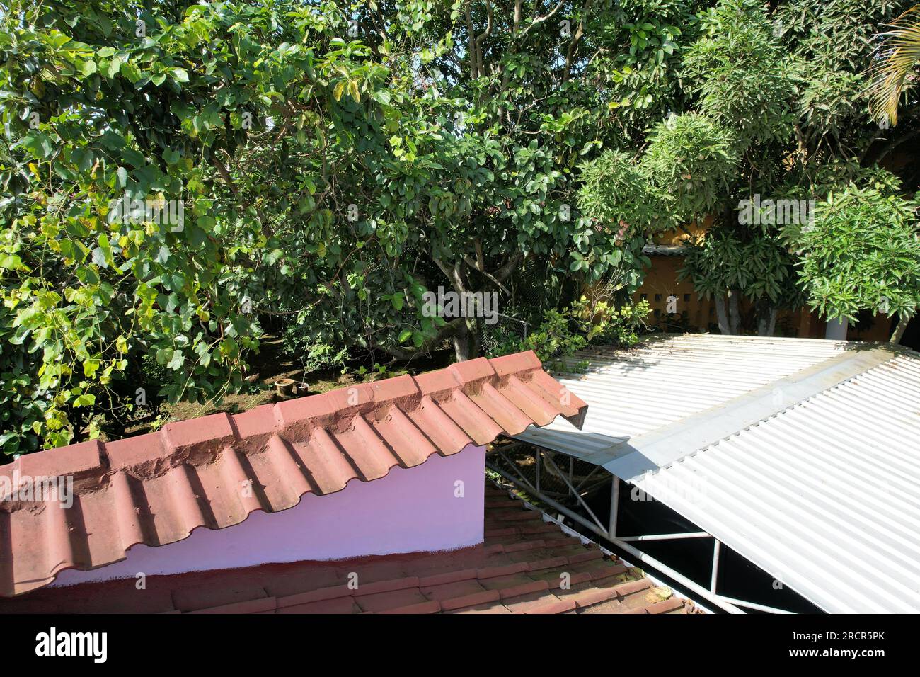 Dachkonstruktion aus Fliesen und Metallprofil aus der Vogelperspektive Stockfoto