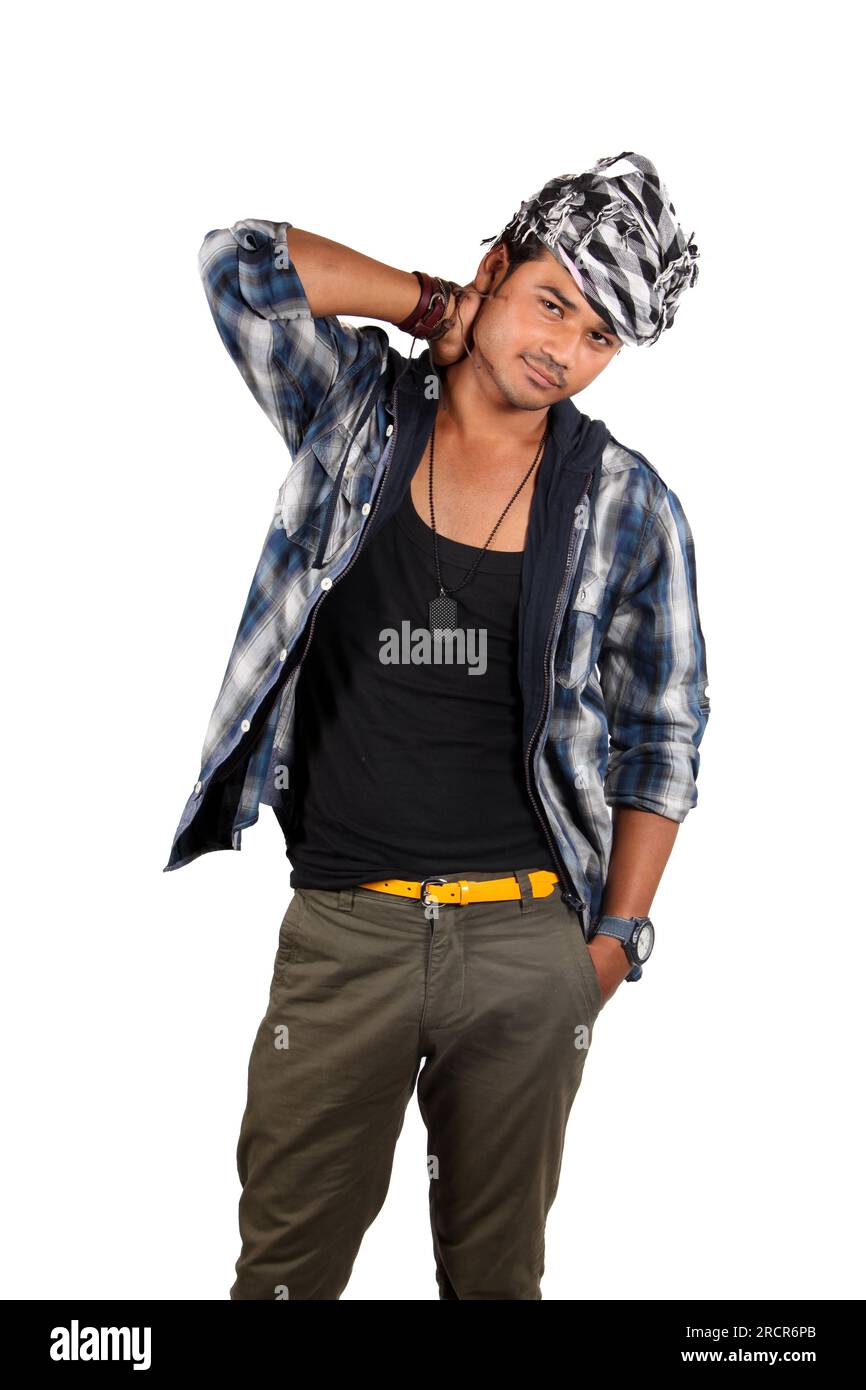 Ein junger Indianer mit Stil, mit weißem Studiohintergrund. Stockfoto