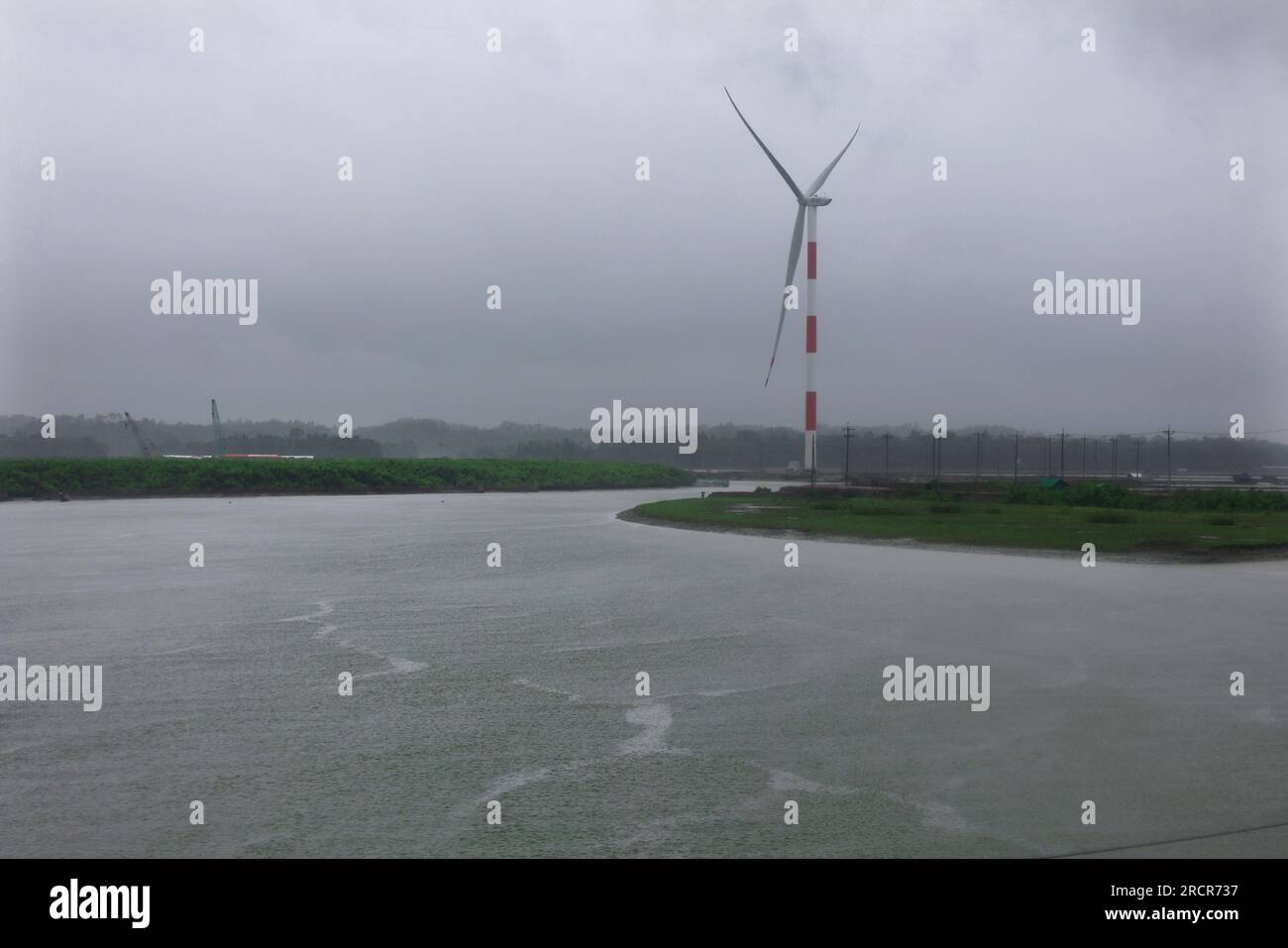 Coxsbazar, Coxsbazar, Bangladesch. 16. Juli 2023. 16. Juli 2023. Coxsbazar, Bangladesch: Im Rahmen der Ausweitung umweltfreundlicher Elektrizität oder sauberer Energie im Land, 30 Megawatt Strom aus dem größten im Bau befindlichen Windkraftwerk des Landes werden in das nationale Netz aufgenommen.das Privatunternehmen US-DK Green Energy (BD) Limited richtet das größte Windkraftprojekt des Landes in Khurushkul in Cox's Bazar ein.insgesamt werden 22 Turbinen installiert, um 60 zu erzeugen MW Strom aus Windkraft, wobei jede Turbine 3 MW Strom aus Elektro erzeugt Stockfoto