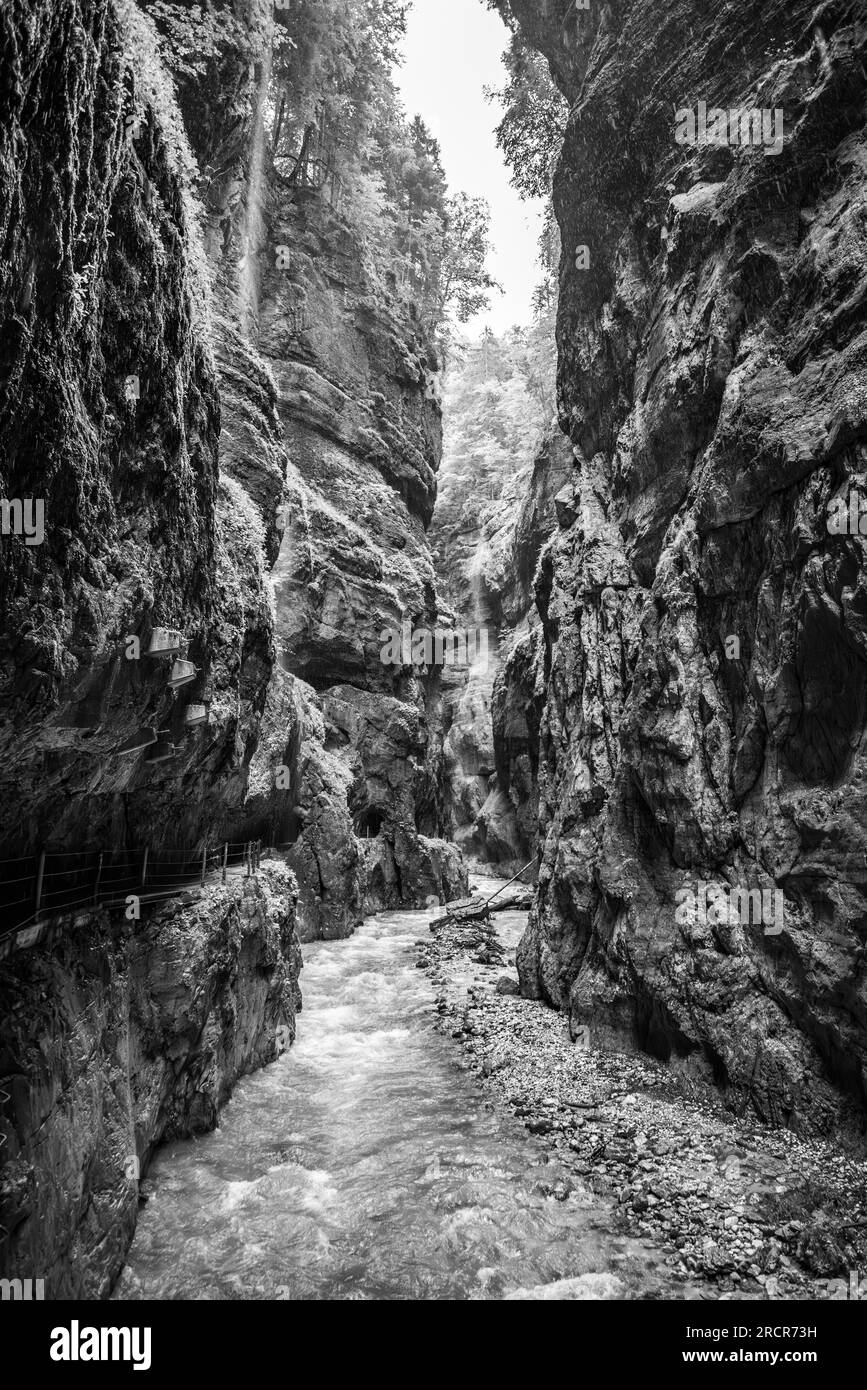Wandern durch die malerische Partnach-Schlucht in der Nähe von Garmisch-Partenkirchen in den Bayerischen Alpen Stockfoto