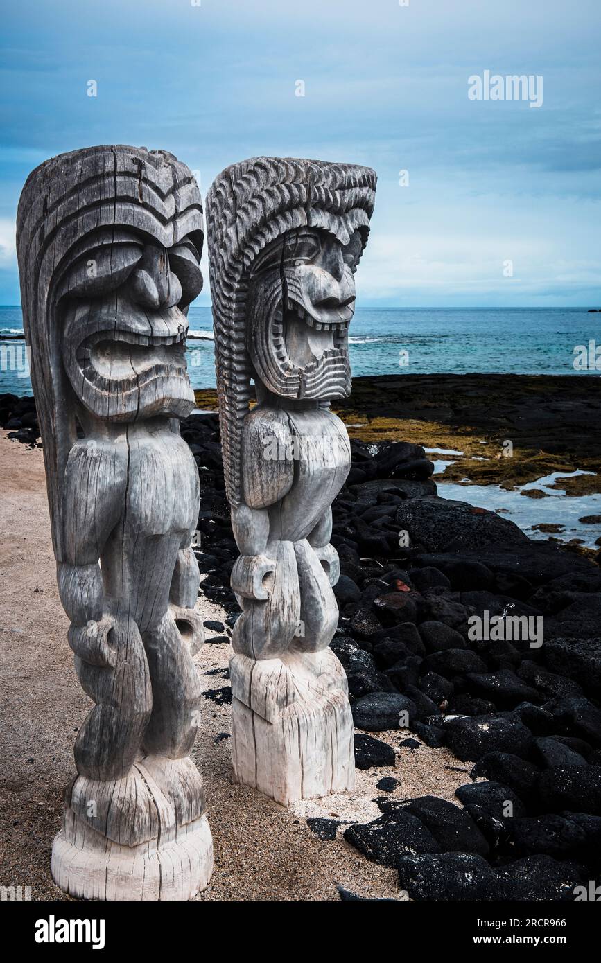 Tiki-Statuen im Pu'uhonua o honaunau Park Stockfoto