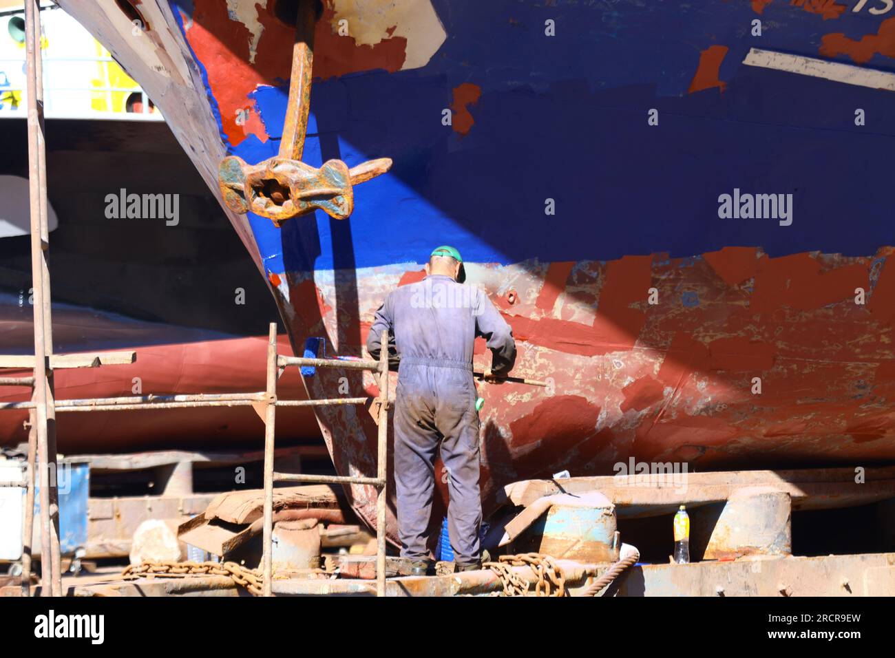 Schiffsreparaturarbeiter. Keine Arbeitsplatzsicherheit. Stockfoto