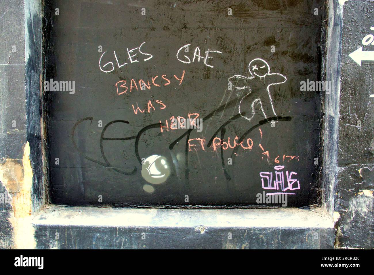 Glasgow, Schottland, Vereinigtes Königreich 16. Juli 2023. In Glasgow wird "New Banksy" oder "Wanksy" genannt, da ihre Authentizität an derselben Stelle in Frage gestellt wird wie jene, die vor einigen Wochen eine solche Kontroverse ausgelöst hat, eine Schablone zwischen den Postratten-Graffiti in der Nähe der aktuellen Ausstellung von Cut and Run. Credit Gerard Ferry/Alamy Live News Stockfoto
