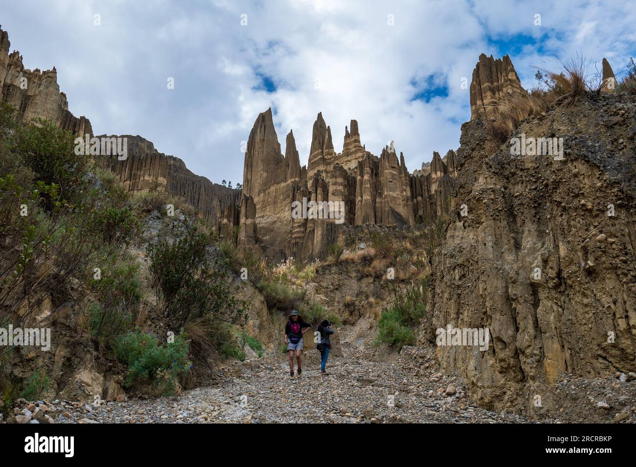Palca, La Paz, Bolivien - 7 2022. August: Zwei junge indigene Frauen wandern durch die Berge und machen Fotos vom Valle de Las Animas (Spirits' Valley) Stockfoto