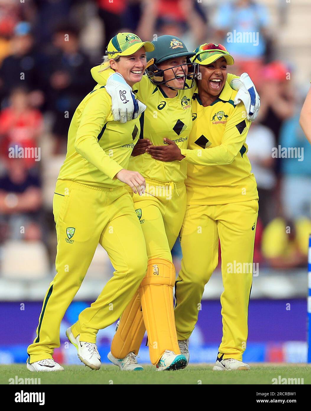 Australische Spieler feiern den Sieg des zweiten Tagesinternational der Women's Ashes Series, um die Ashes beim Ageas Bowl in Southampton zu halten. Foto: Sonntag, 16. Juli 2023. Stockfoto