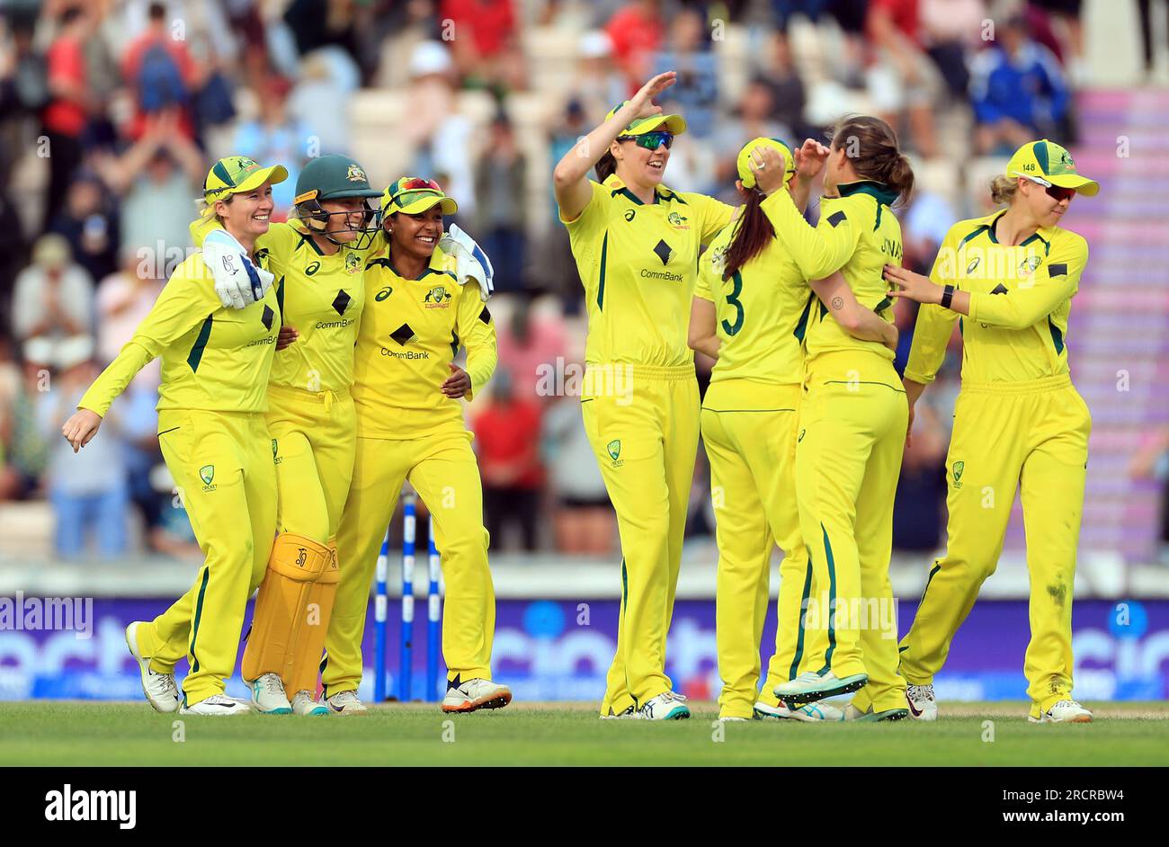 Australische Spieler feiern den Sieg des zweiten Tagesinternational der Women's Ashes Series, um die Ashes beim Ageas Bowl in Southampton zu halten. Foto: Sonntag, 16. Juli 2023. Stockfoto