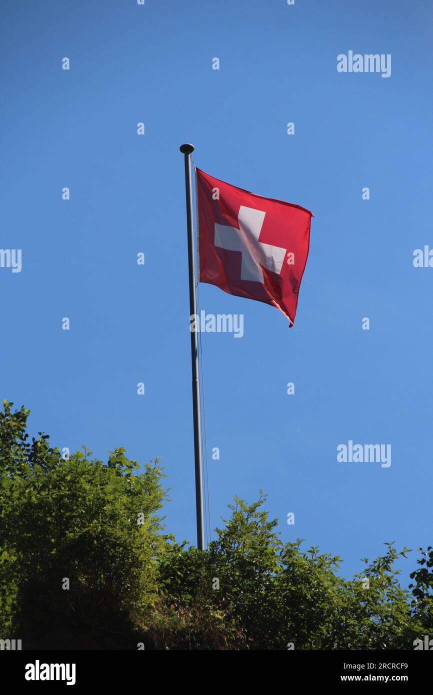 Die Schweizer Flagge bläst über Engelberg Stockfoto